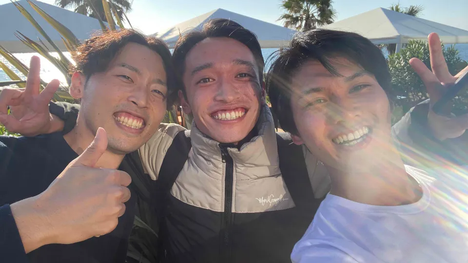 肩を組むメンバー