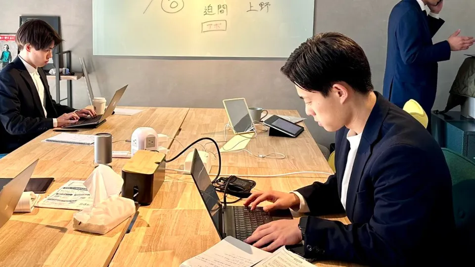 パソコンを見る上野さん