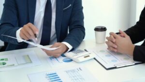 内容を説明する営業マン